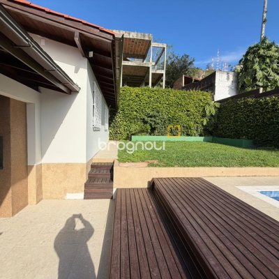 Casa com 154m², 3 quartos (sendo 1 suíte), 2 garagens, no bairro Centro em Florianópolis