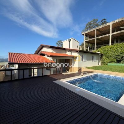 Casa com 154m², 3 quartos (sendo 1 suíte), 2 garagens, no bairro Centro em Florianópolis