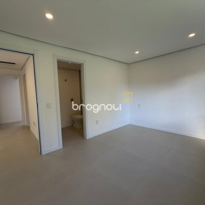 Casa com 154m², 3 quartos (sendo 1 suíte), 2 garagens, no bairro Centro em Florianópolis