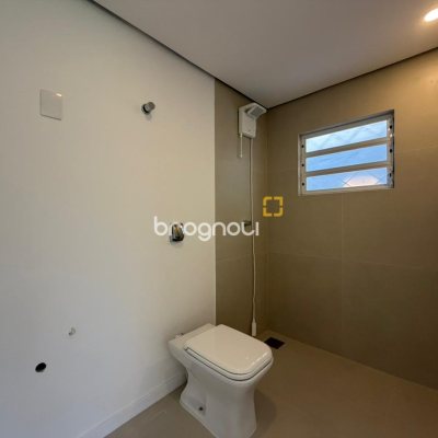 Casa com 154m², 3 quartos (sendo 1 suíte), 2 garagens, no bairro Centro em Florianópolis