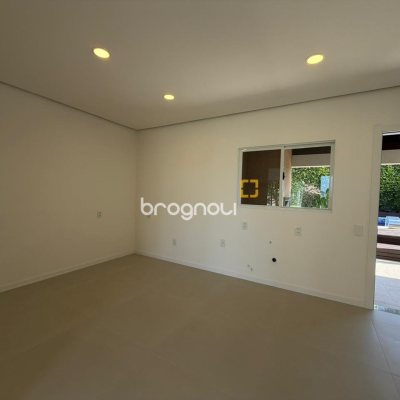 Casa com 154m², 3 quartos (sendo 1 suíte), 2 garagens, no bairro Centro em Florianópolis