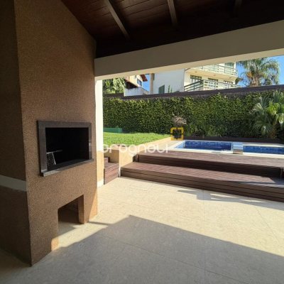 Casa com 154m², 3 quartos (sendo 1 suíte), 2 garagens, no bairro Centro em Florianópolis