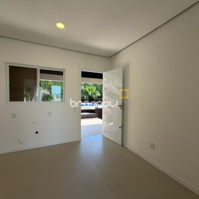 Casa com 154m², 3 quartos (sendo 1 suíte), 2 garagens, no bairro Centro em Florianópolis