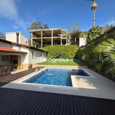 Casa com 154m², 3 quartos (sendo 1 suíte), 2 garagens, no bairro Centro em Florianópolis