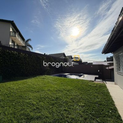 Casa com 154m², 3 quartos (sendo 1 suíte), 2 garagens, no bairro Centro em Florianópolis
