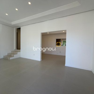 Casa com 154m², 3 quartos (sendo 1 suíte), 2 garagens, no bairro Centro em Florianópolis