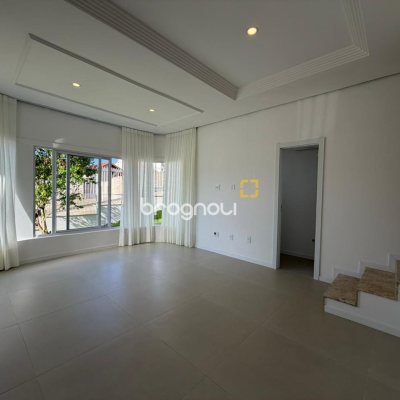 Casa com 154m², 3 quartos (sendo 1 suíte), 2 garagens, no bairro Centro em Florianópolis