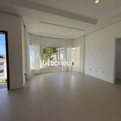 Casa com 154m², 3 quartos (sendo 1 suíte), 2 garagens, no bairro Centro em Florianópolis