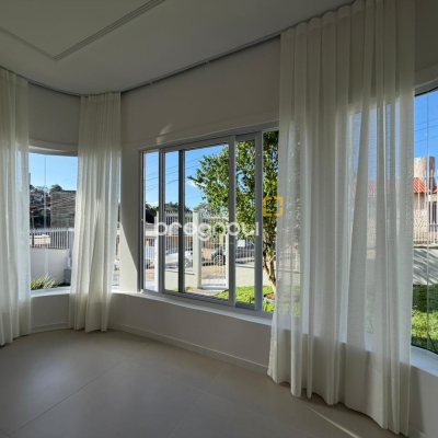 Casa com 154m², 3 quartos (sendo 1 suíte), 2 garagens, no bairro Centro em Florianópolis