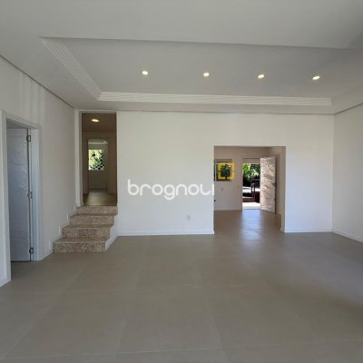 Casa com 154m², 3 quartos (sendo 1 suíte), 2 garagens, no bairro Centro em Florianópolis