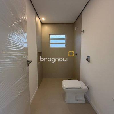Casa com 154m², 3 quartos (sendo 1 suíte), 2 garagens, no bairro Centro em Florianópolis