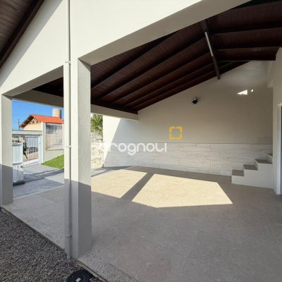 Casa com 154m², 3 quartos (sendo 1 suíte), 2 garagens, no bairro Centro em Florianópolis