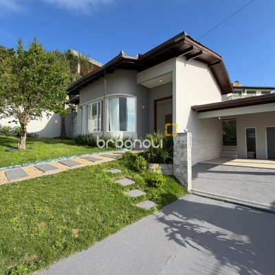 Casa com 154m², 3 quartos (sendo 1 suíte), 2 garagens, no bairro Centro em Florianópolis