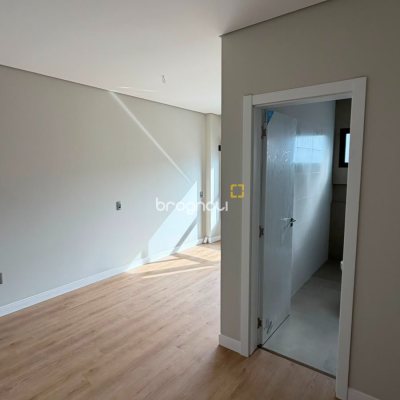Casa de Condomínio com 200m², 4 quartos (sendo 4 suítes), 4 garagens, no bairro Beira Rio em Biguaçu