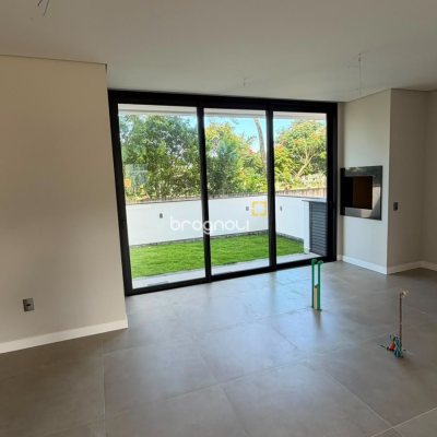 Casa de Condomínio com 200m², 4 quartos (sendo 4 suítes), 4 garagens, no bairro Beira Rio em Biguaçu