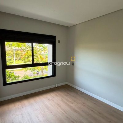 Casa de Condomínio com 200m², 4 quartos (sendo 4 suítes), 4 garagens, no bairro Beira Rio em Biguaçu