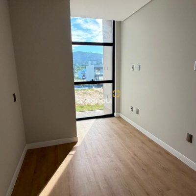 Casa de Condomínio com 200m², 4 quartos (sendo 4 suítes), 4 garagens, no bairro Beira Rio em Biguaçu