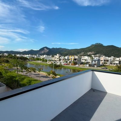 Casa de Condomínio com 200m², 4 quartos (sendo 4 suítes), 4 garagens, no bairro Beira Rio em Biguaçu