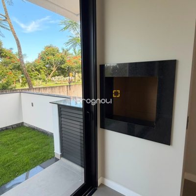 Casa de Condomínio com 200m², 4 quartos (sendo 4 suítes), 4 garagens, no bairro Beira Rio em Biguaçu