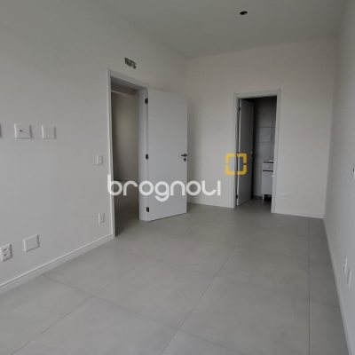 Apartamento com 199m², 3 quartos (sendo 3 suítes), 3 garagens, no bairro Coqueiros em Florianópolis