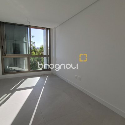 Apartamento com 151m², 3 quartos (sendo 3 suítes), 2 garagens, no bairro Jurerê Internacional em Florianópolis