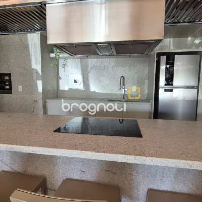 Apartamento com 151m², 3 quartos (sendo 3 suítes), 2 garagens, no bairro Jurerê Internacional em Florianópolis