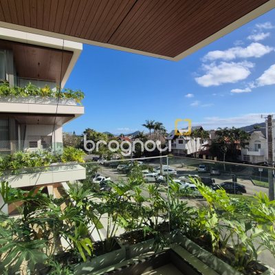 Apartamento com 151m², 3 quartos (sendo 3 suítes), 2 garagens, no bairro Jurerê Internacional em Florianópolis