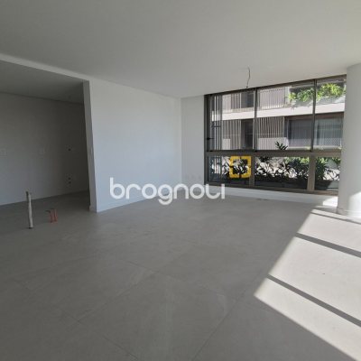 Apartamento com 151m², 3 quartos (sendo 3 suítes), 2 garagens, no bairro Jurerê Internacional em Florianópolis