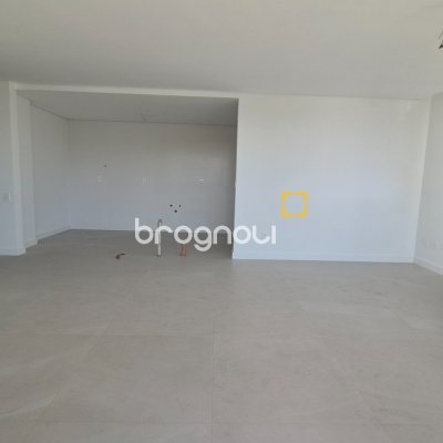 Apartamento com 151m², 3 quartos (sendo 3 suítes), 2 garagens, no bairro Jurerê Internacional em Florianópolis