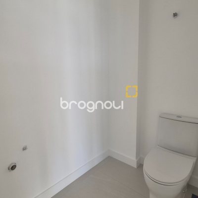 Apartamento com 151m², 3 quartos (sendo 3 suítes), 2 garagens, no bairro Jurerê Internacional em Florianópolis