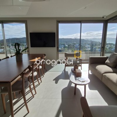 Apartamento com 151m², 3 quartos (sendo 3 suítes), 2 garagens, no bairro Jurerê Internacional em Florianópolis