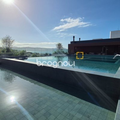 Apartamento com 151m², 3 quartos (sendo 3 suítes), 2 garagens, no bairro Jurerê Internacional em Florianópolis