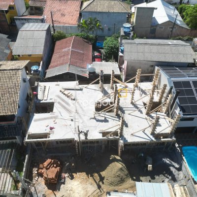 Casa com 95m², 2 quartos (sendo 2 suítes), 2 garagens, no bairro Lagoa da Conceição em Florianópolis