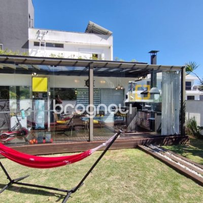 Casa de Condomínio com 183m², 3 quartos (sendo 2 suítes), 2 garagens, no bairro Vargem Grande em Florianópolis