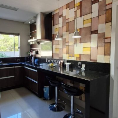 Casa de Condomínio com 183m², 3 quartos (sendo 2 suítes), 2 garagens, no bairro Vargem Grande em Florianópolis