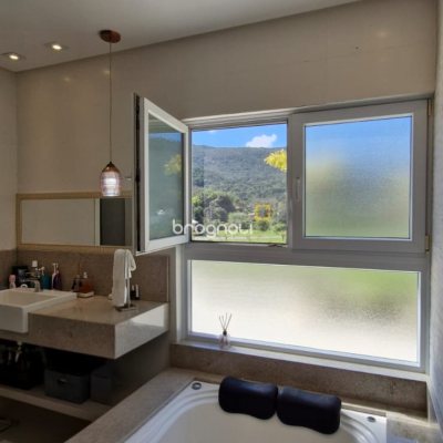 Casa de Condomínio com 183m², 3 quartos (sendo 2 suítes), 2 garagens, no bairro Vargem Grande em Florianópolis