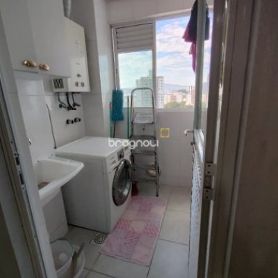 Apartamento com 76m², 2 quartos (sendo 1 suíte), 1 garagem, no bairro Estreito em Florianópolis