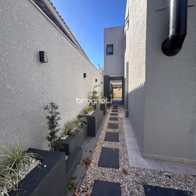Casa com 134m², 3 quartos (sendo 1 suíte), 2 garagens, no bairro Ingleses em Florianópolis