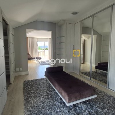 Cobertura com 235m², 4 quartos (sendo 4 suítes), 3 garagens, no bairro Jurerê em Florianópolis