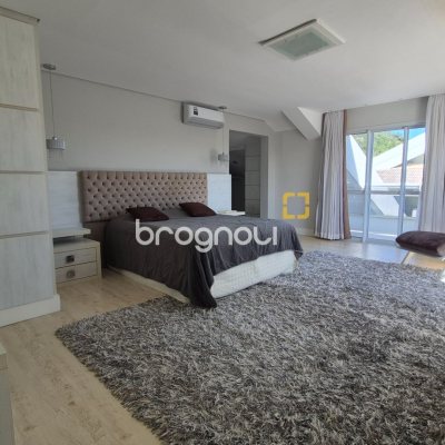 Cobertura com 235m², 4 quartos (sendo 4 suítes), 3 garagens, no bairro Jurerê em Florianópolis