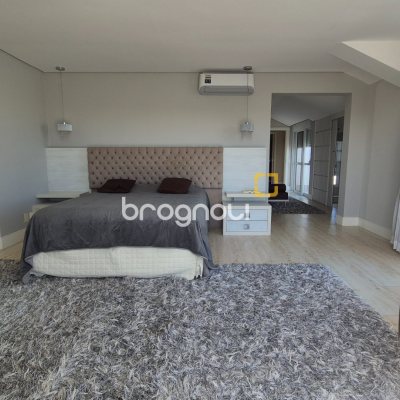 Cobertura com 235m², 4 quartos (sendo 4 suítes), 3 garagens, no bairro Jurerê em Florianópolis