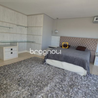 Cobertura com 235m², 4 quartos (sendo 4 suítes), 3 garagens, no bairro Jurerê em Florianópolis