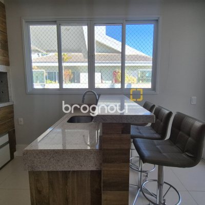 Cobertura com 235m², 4 quartos (sendo 4 suítes), 3 garagens, no bairro Jurerê em Florianópolis
