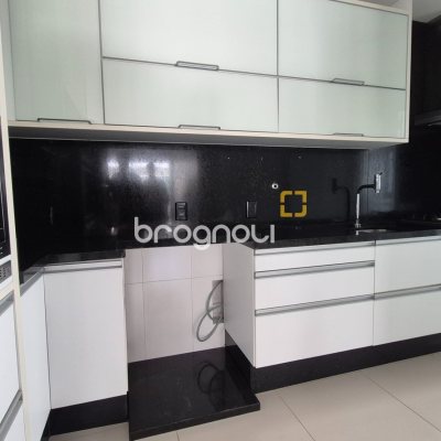 Cobertura com 235m², 4 quartos (sendo 4 suítes), 3 garagens, no bairro Jurerê em Florianópolis