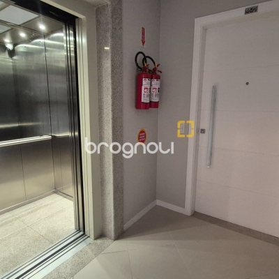 Cobertura com 235m², 4 quartos (sendo 4 suítes), 3 garagens, no bairro Jurerê em Florianópolis