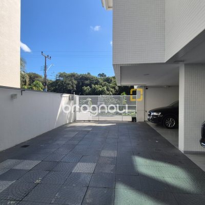 Cobertura com 235m², 4 quartos (sendo 4 suítes), 3 garagens, no bairro Jurerê em Florianópolis