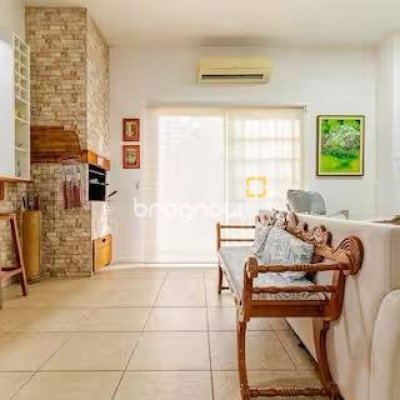 Casa com 300m², 5 quartos (sendo 4 suítes), 2 garagens, no bairro Canasvieiras em Florianópolis