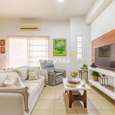 Casa com 300m², 5 quartos (sendo 4 suítes), 2 garagens, no bairro Canasvieiras em Florianópolis