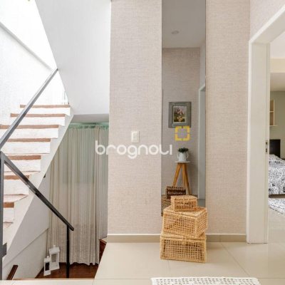 Casa com 300m², 5 quartos (sendo 4 suítes), 2 garagens, no bairro Canasvieiras em Florianópolis