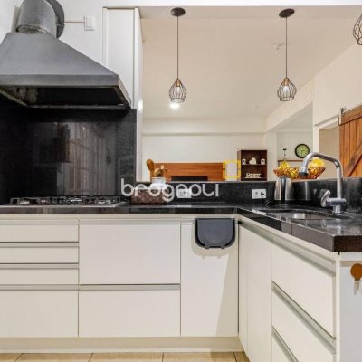Casa com 300m², 5 quartos (sendo 4 suítes), 2 garagens, no bairro Canasvieiras em Florianópolis